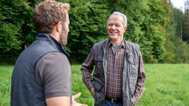 Florian (Arne Löber) preist seinen Bruder Erik, gegenüber Werner (Dirk Galuba) als PR-Profi an.