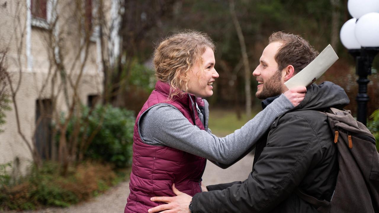 Florian (Arne Löber) schafft es nicht, Maja (Christina Arends) zu gestehen, dass er Erik einen Aufschub gewährt hat.