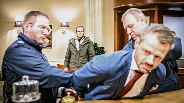 Florian (Arne Löber, h.) stellt sich vor, wie Erik (Sven Waasner) von der Polizei (Komparsen) festgenommen wird.