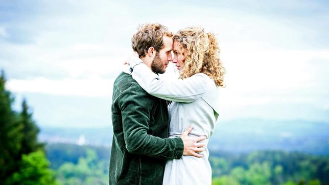 Florian (Arne Löber) träumt von Maja (Christina Arends).