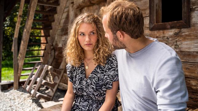 Bild: ARD/Jenrick Mielke Florian (Arne Löber) tröstet Maja (Christina Arends), die ihren Ring nicht mehr finden kann.