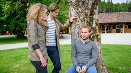 Florian (Arne Löber) verschweigt Maja (Christina Arends) und Hannes (Pablo Konrad) seinen Zusammenbruch.