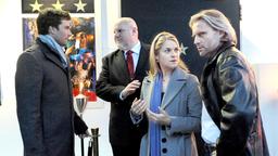 Konstantin, Marlene und Michael mit dem Türsteher