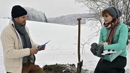 Nils und Sabrina graben etwas aus