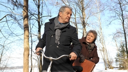 André nimmt Hildegard auf dem Fahrrad mit