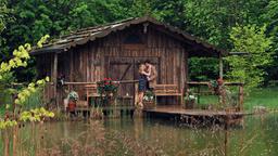 Marlene und Konstantin vor der Waldhütte