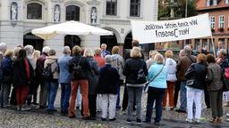 Rote Rosen Folge 1846: Thomas und Demonstranten