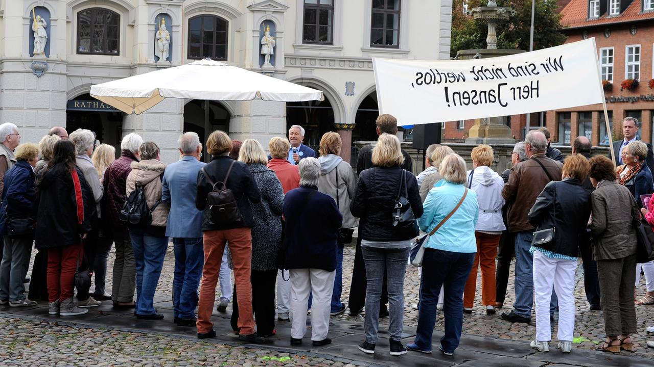 Rote Rosen Folge 1846: Thomas und Demonstranten