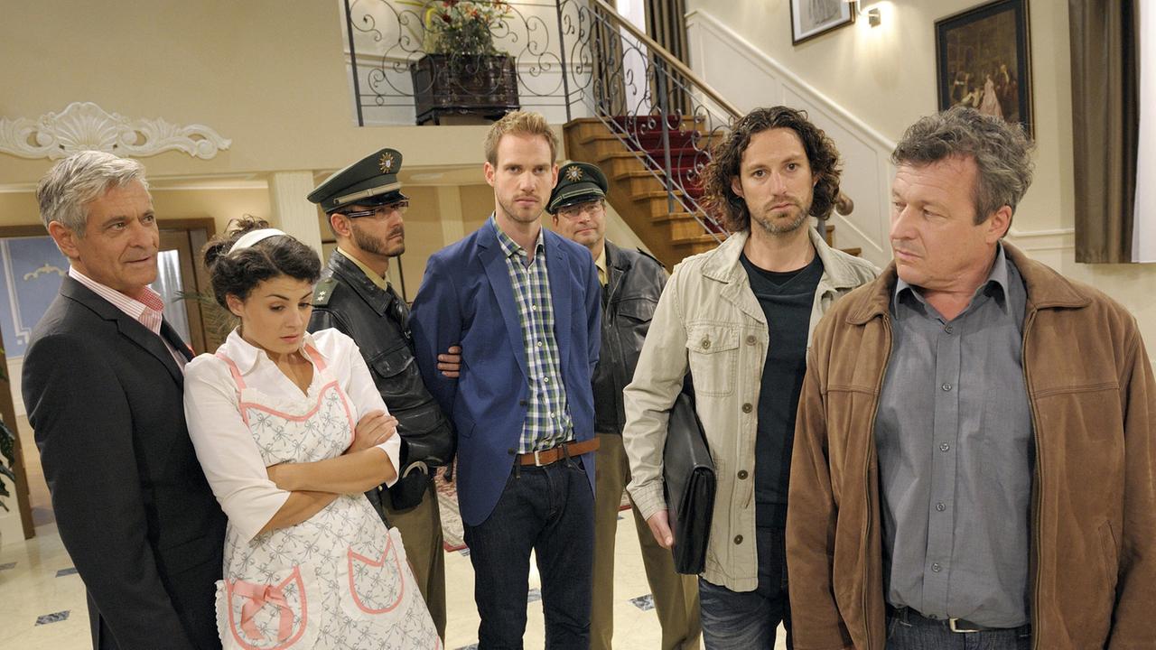 Pauline, Friedrich, Leonard und Polizisten
