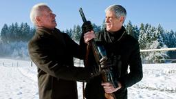 Werner und Friedrich mit einer Waffe