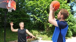 Sturm der Liebe: Leonard und Martin spielen Basketball