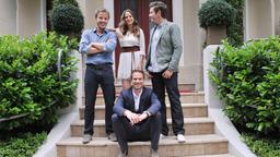 Sturm der Liebe - Folge 2066: Julia, Niklas, Martin und Leonard posieren auf der Treppe des "Fürstenhofs"