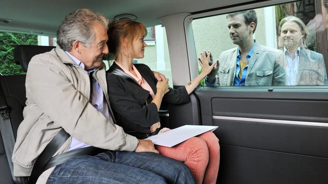 Bild: ARD/Ann Paur Sturm der Liebe – Folge 2070: André und Sabrina im Bus verabschieden sich von Nils und Michael