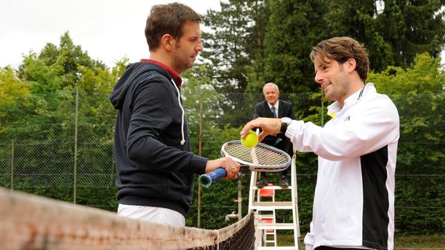 Bild: ARD/Elke Werner Sturm der Liebe - Folge 2074: Nils spielt gegen Jo Tennis, Werner ist Schiedsrichter