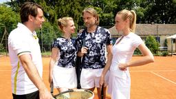 Sturm der Liebe - Folge 2076: Jo und Coco mit Michael und Rosalie im Team-Dress auf dem Tennisplatz