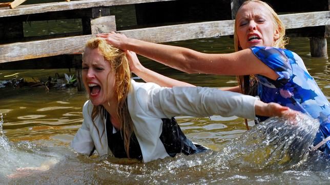 Bild: ARD/Ann Paur Sturm der Liebe - Folge 2086: Coco und Rosalie streiten sich heftig im Wasser