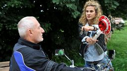 Sturm der Liebe - Folge 2091: Poppy hält Alfons mit dem Motorrad an