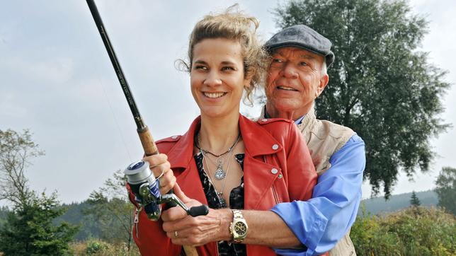 Bild: ARD/Ann Paur Sturm der Liebe Folge 2109: Poppy und Werner sind verliebt beim angeln