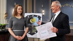 Sturm der Liebe Folge 2140 06.01.2015: Siegerin Tina bekommt einen Scheck von Werner überreicht