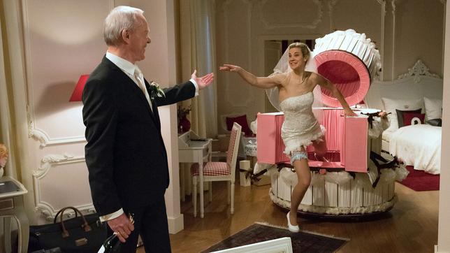 Bild: ARD/Christof Arnold Sturm der Liebe Folge 2188 24.03.2015: Poppy steigt für Werner in weißen Dessous aus der Torte