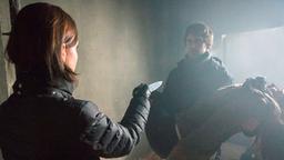 Sturm der Liebe Folge 2194 01.04.2015: Patrizia bedroht Sebastian mit einem Messer, der die bewusstlose Julia trägt