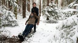 Sturm der Liebe Folge 2194 01.04.2015: Patrizia zerrt die betäubte Julia durch den Wald