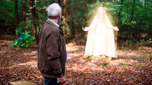 Bild: ARD/Christof Arnold Sturm der Liebe Folge 2335: Alfons (Sepp Schauer, l.) hat eine wundersame Erscheinung. Im Wald erscheint ihm die wohltätige Aldagund von Lohenstein (Silke Franz, l.), die sich Ende des 12 Jahrhunderts um die Ärmsten der Armen kümmerte.