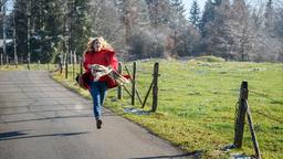 Franzi (Léa Wegmann) beeilt sich, um die Hochzeit von Tim und Nadja zu verhindern.