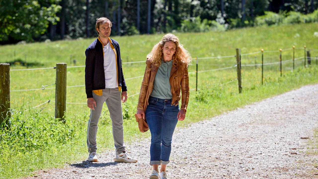 Franzi (Léa Wegmann) bekommt Steffens (Christopher Reinhardt) Ärger zu spüren, als sie ihn erneut wegen Tim warten lässt.
