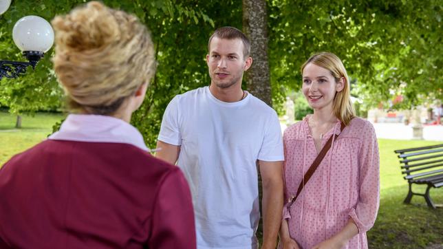 Bild: ARD/Christof Arnold Franzi (Léa Wegmann) erfährt von Amelie (Julia Gruber) und Tim (Florian Frowein), dass die Schmerzen in seinem Arm verschwunden sind.