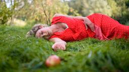 Franzi (Léa Wegmann) hat bei ihrem Sturz vom Apfelbaum das Bewusstsein verloren.