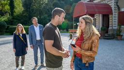 Franzi (Léa Wegmann) ist traurig, dass Tim (Florian Frowein) und sie nicht in Bichlheim heiraten können. Doch da kommen Christoph (Dieter Bach) und Lucy (Jennifer Siemann) mit überraschenden Neuigkeiten.