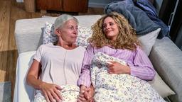 Franzi (Léa Wegmann) kümmert sich rührend um Tante Margit (Michaela Stögbauer), die nicht einschlafen kann.