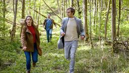 Franzi (Léa Wegmann) und Steffen (Christopher Reinhardt) fühlen sich verfolgt und flüchten panisch vor einem Spaziergänger (Komparse).