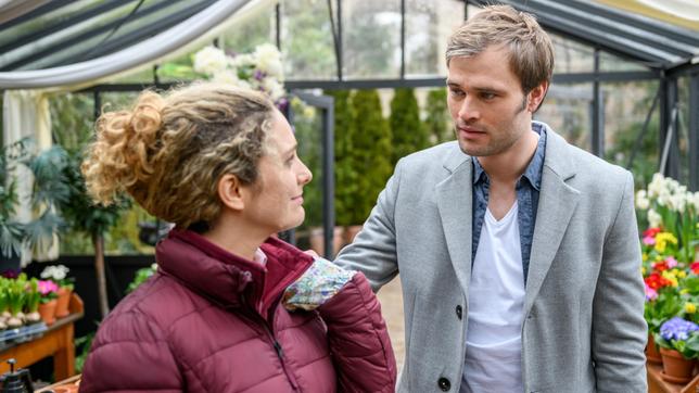 Bild: ARD/Christof Arnold Franzi (Léa Wegmann) wird in ihrem Kummer von Steffen (Christopher Reinhardt) aufgefangen.