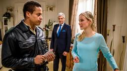 Friedrich (Dietrich Adam) hält es für falsch, dass Luisa (Magdalena Steinlein) der Polizei (Komparse) nichts Konkretes sagen will.