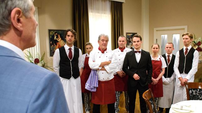 Bild: ARD/Christof Arnold Friedrich (Dietrich Adam) macht seinen Angestellten - darunter Sebastian (Kai Albrecht), André (Joachim Lätsch) und David (Michael N. Kühl) - eine klare Ansage bezüglich des Gerüchts um Luisa und ihn (mit Komparsen).