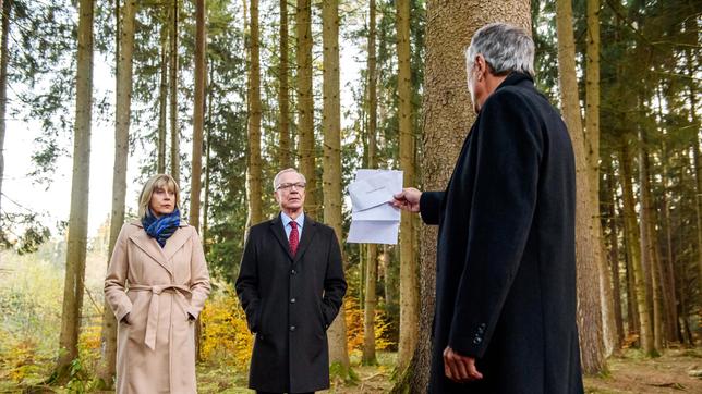 Bild: ARD/Christof Arnold Friedrich (Dietrich Adam) tappt in Charlottes (Mona Seefried) und Werners (Dirk Galuba) Falle.