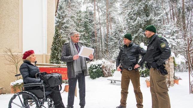 Bild: ARD/Marco Meenen Friedrich (Dietrich Adam) zeigt Beatrice (Isabella Hübner) vorerst nicht bei der Polizei (Komparsen) an.