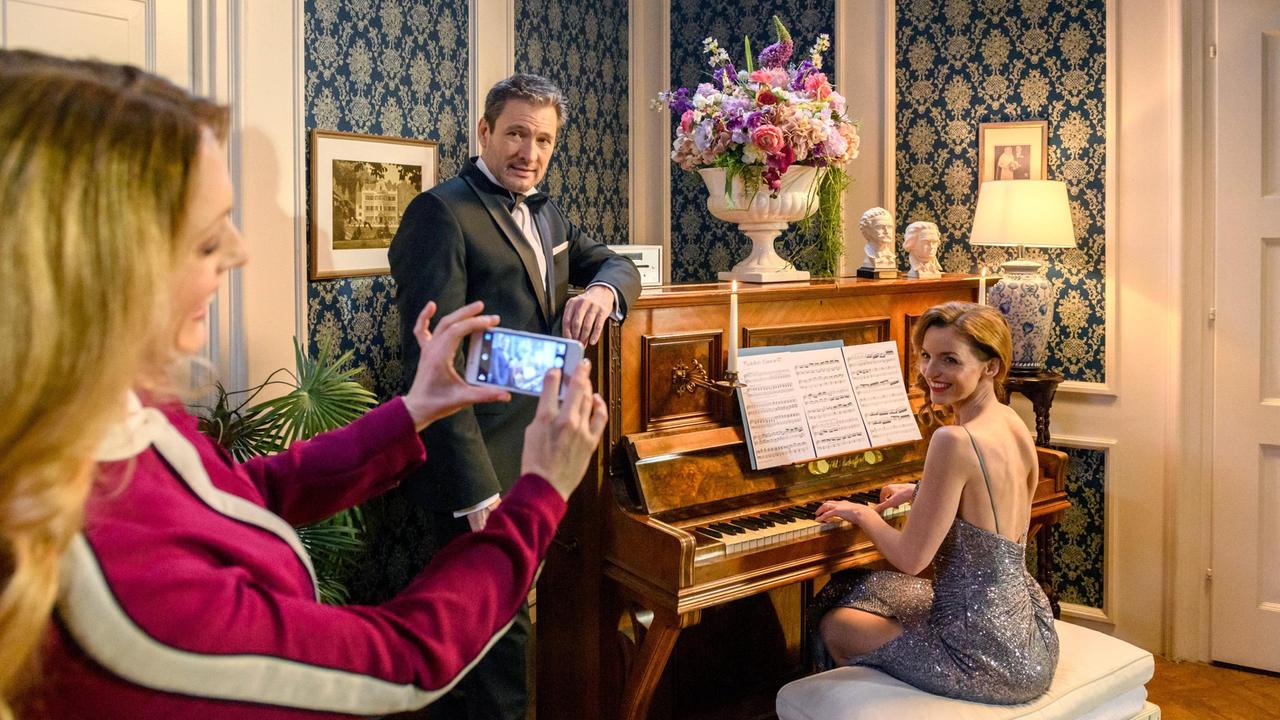 Für das geplante Charity-Event will Rosalie (Natalie Alison) romantische Werbefotos mit Lia (Deborah Müller) und Christoph (Dieter Bach) am Klavier machen.