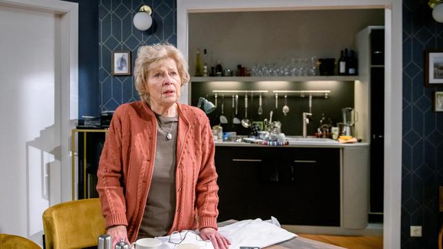 Bild: ARD/Christof Arnold Für Henning will Oma Anna (Christiane Blumhoff) die Schuld auf sich nehmen.