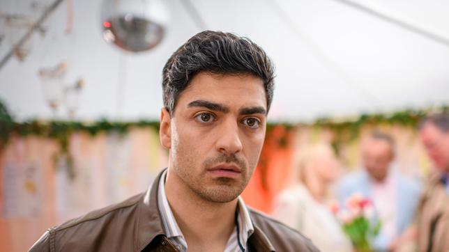 Für Leander (Marcel Zuschlag, vorne) ist Julians Antrag ein Schlag in die Magengrube.