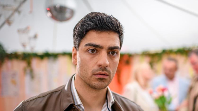 Für Leander (Marcel Zuschlag, vorne) ist Julians Antrag ein Schlag in die Magengrube.
