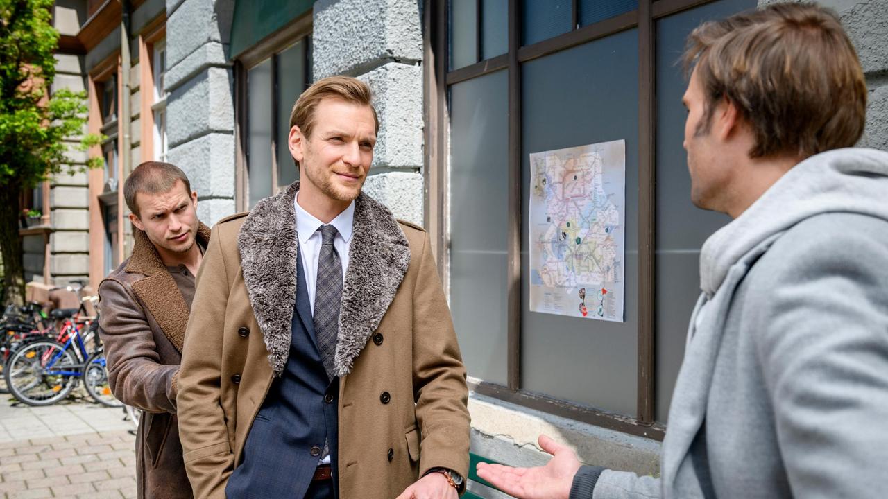 Gelingt es Steffen (Christopher Reinhardt) mit Tims (Florian Frowein) Hilfe, Andreas Luber (Alexander R. Koch) den Daten-Strick unbemerkt abzunehmen?