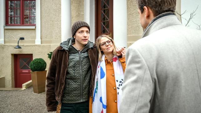 Bild: ARD/Christof Arnold Gerry (Johannes Huth) eilt Josie (Lena Conzendorf) zur Hilfe, als sie Paul (Sandro Kirtzel) gerade die Wahrheit beichten will.