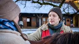 Gerry (Johannes Huth) erzählt Merle (Michaela Weingartner), dass er den Streik schwänzt.