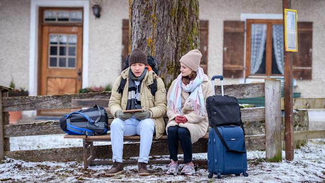 Bild: ARD/Christof Arnold Gerry (Johannes Huth) hadert mit der Entscheidung, Merle (Michaela Weingartner) nach England zu begleiten.