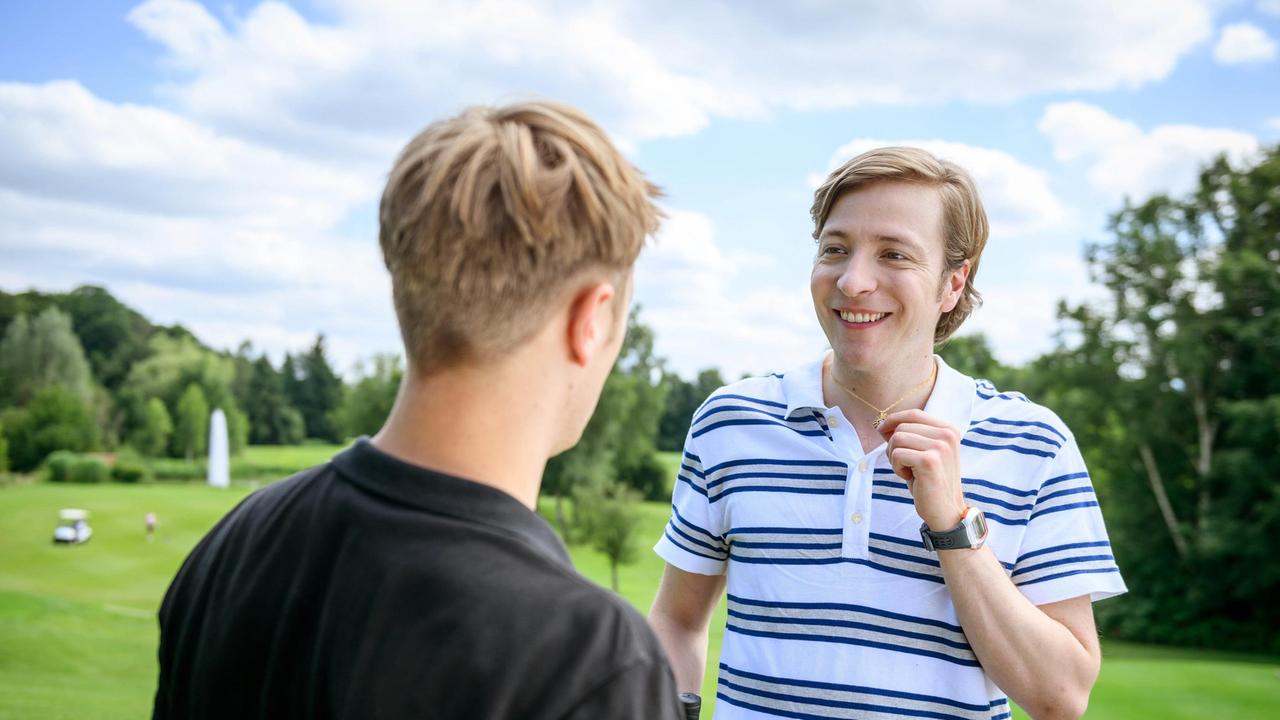 Gerry (Johannes Huth) ist Max (Stefan Hartmann) sehr dankbar, dass er wieder Golf trainieren darf.