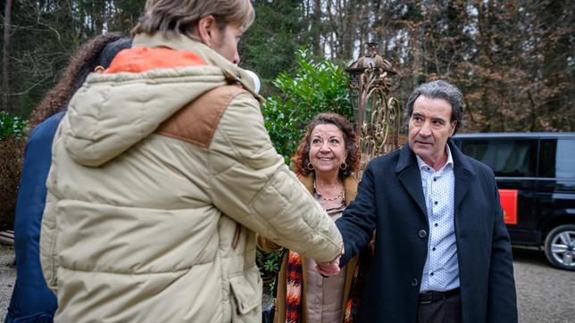 Gerry (Johannes Huth) lernt nervös Shirins (Merve Çakı) Eltern Izmir (Mürtüz Yolcu) und Dilara (Lilay Huser) kennen.