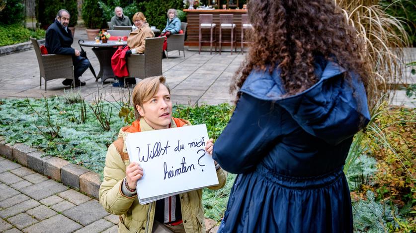 Gerry (Johannes Huth) macht Shirin (Merve Çakır) einen ebenso heiteren wie bezaubernden Heiratsantrag.